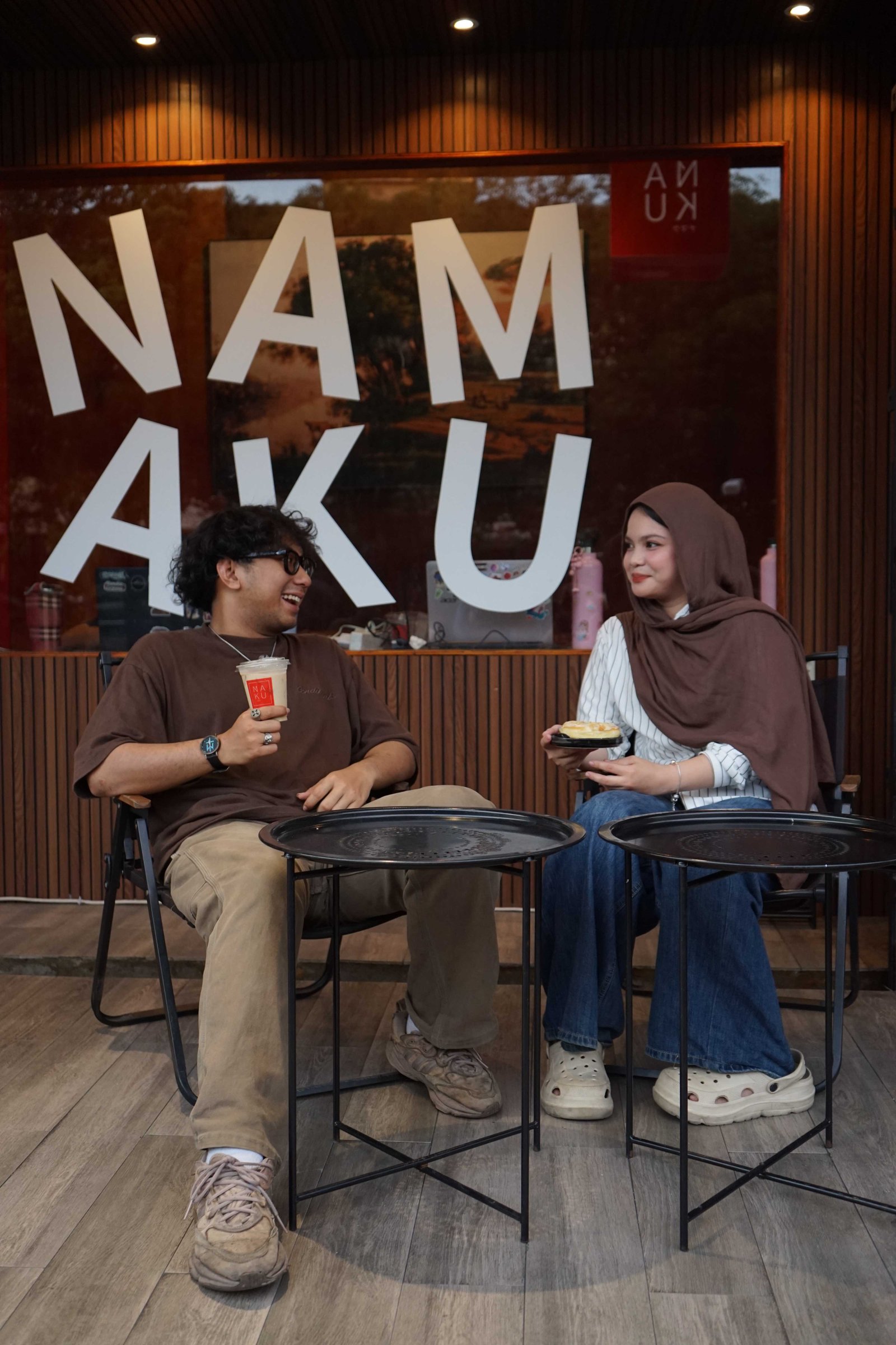 Barista meracik kopi di Namaku Coffee